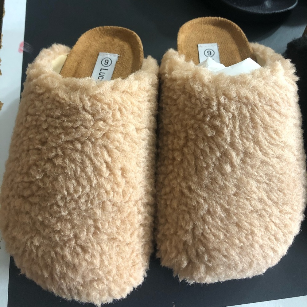 Lucky top fuzzy clog 
Size 9c